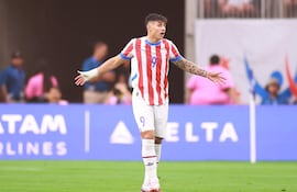 Adam Bareiro, futbolista de la selección paraguaya, reclama en el partido frente a Colombia por la primera fecha del Grupo D de la Copa América 2024 en el NRG Stadium, en Houston, Texas.