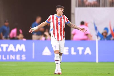 Adam Bareiro, futbolista de la selección paraguaya, reclama en el partido frente a Colombia por la primera fecha del Grupo D de la Copa América 2024 en el NRG Stadium, en Houston, Texas.