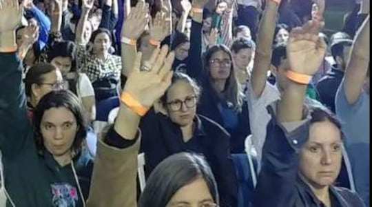 Profesionales de la salud del Sindicato Nacional de Médicos (Sinamed) votaron por unanimidad la aprobación de la propuesta del gobierno para destrabar la huelga y celebran el fin del paro nacional.