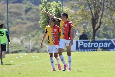 El atacante Roland Escobar celebra el tanto del triunfo santaniano, en compañía de Ricardo Fabián Bordón. (Foto: APF)
