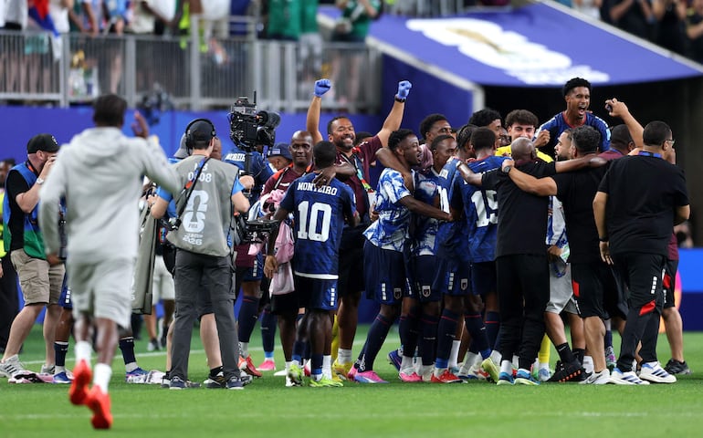 Los jugadores de Cabo Verde celebran el histórico logro que consiguieron en este torneo.