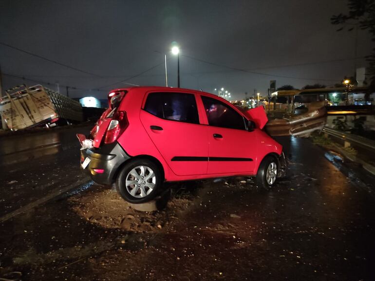 Trasganado volcó tras chocar contra un automóvil en Limpio
