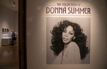 Un retrato de la artista Donna Summer forma parte de la Christie's auction house in New York, New York, USA, 23 June 2023. The over one hundred items will be open for bidding 15 June through 29 June 2023. (Abierto, Estados Unidos, Nueva York) EFE/EPA/SARAH YENESEL