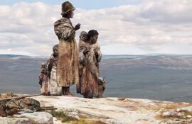 Figura creada con Dall-E y BioRender.com. Hace unos 45.000 años, los individuos de Ranis, en Alemania, y Zlatý kun, en Chequia, probablemente viajaron juntos a través de los paisajes esteparios abiertos de Europa. Crédito: Tom BjörklundFigura creada con Dall-E y BioRender.com Hace unos 45.000 años, los individuos de Ranis, en Alemania, y Zlatý kun, en Chequia, probablemente viajaron juntos a través de los paisajes esteparios abiertos de Europa. El ADN de los huesos y dientes de estos primeros antepasados humanos está ayudando a los científicos a comprender las interacciones entre los primeros Homo sapiens y los neandertales que encontraron tras emigrar de África.