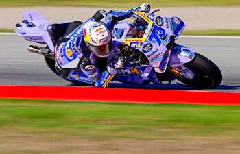 Una postal de la Ducati Desmosedici GP24 al mando del piloto español Alex Márquez, de 29 años.