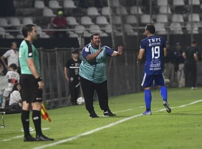 Humberto Garcia, entrenador de Ameliano, brinda indicaciones a Abel Paredes.