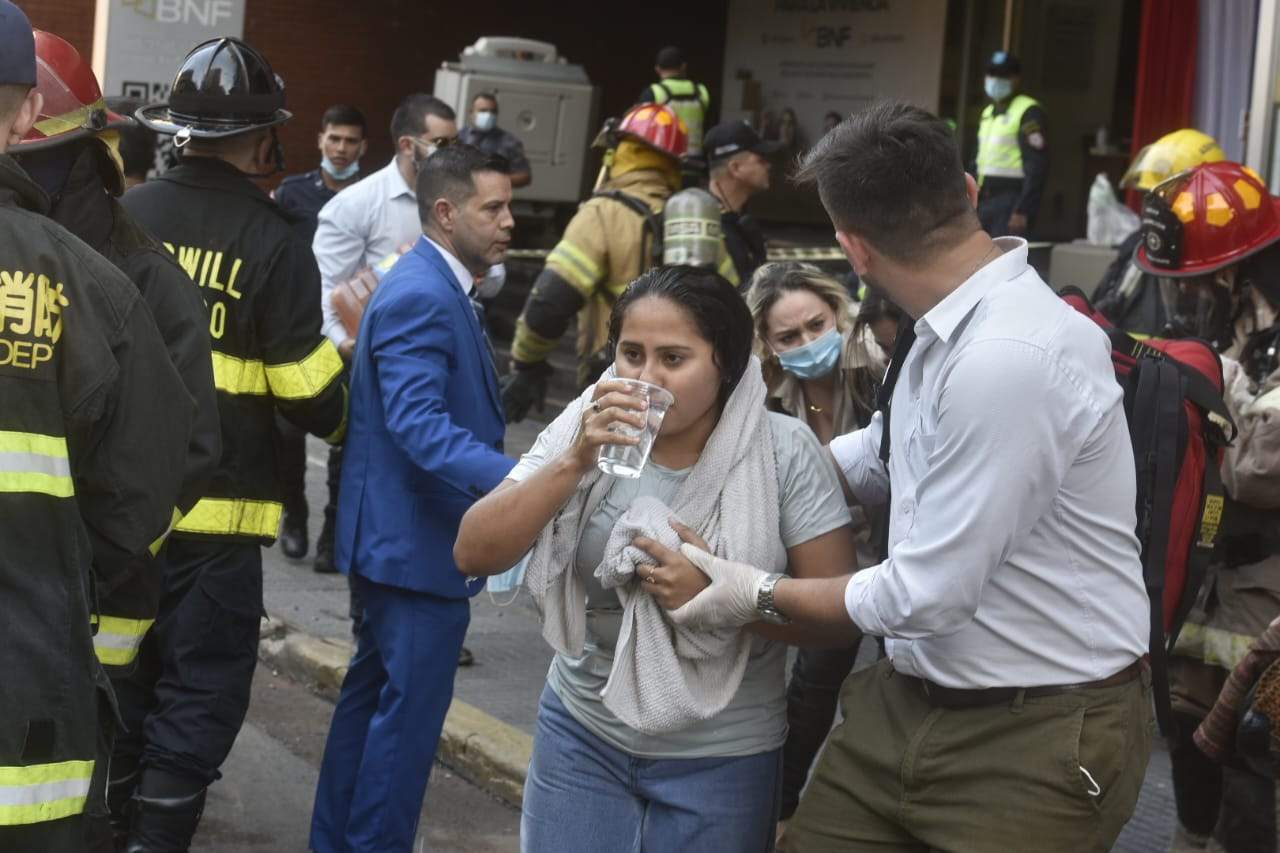 Incendio en el edificio Ahorros Paraguayos de Asunción: sofocado el fuego, continúa el rescate de atrapados — image 4