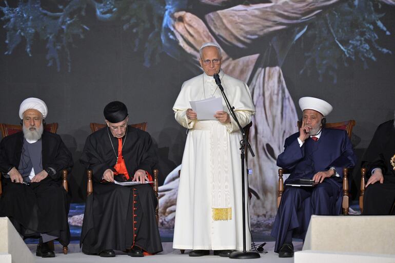 El papa León XIV (de pie) pronuncia su discurso ante líderes de otras confesiones, en el Líbano.