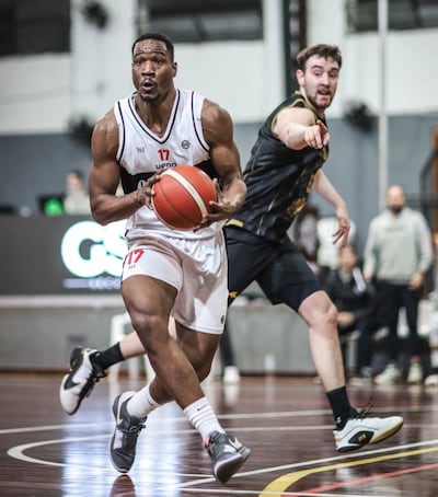 El estadounidense que juega en Olimpia Kings Daviyon Draper (30 años) se lleva el balón ante la mirada del sureño Sebastian Konrad (21), en las Fuerzas Armadas. Foto: @Olimpia