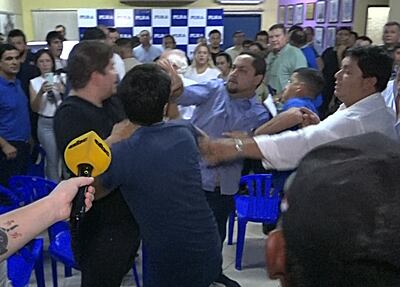 “Liberales a los golpes” ayer en el segundo piso del PLRA; ocurría lo mismo en la planta baja.