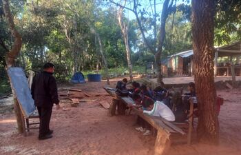 Alumnos de la Escuela Arroyo Ysau, siguen dando clases bajo árboles porque no tienen aulas.