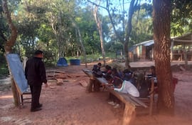 Alumnos de la Escuela Arroyo Ysau, siguen dando clases bajo árboles porque no tienen aulas.