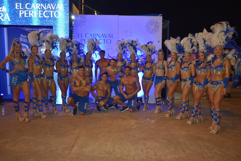 El staff artístico de Munich Ultra que anima las noches del Carnaval encarnaceno.