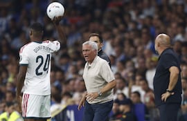 El entrenador del Real Madrid, Jose Mourinho (c), durante el partido de LaLiga de fútbol que RCD Espanyol y Real Madrid disputan este sábado en el RCDE Stadium, en Barcelona.