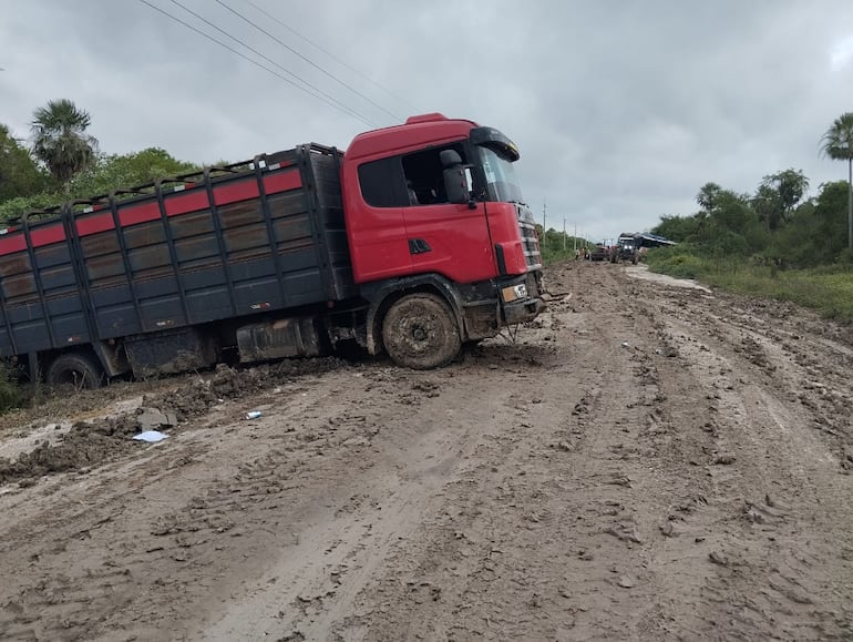 Estado actual del camino que parte desde la bioceánica, hacia los distritos de Fuerte Olimpo y Bahía Negra.