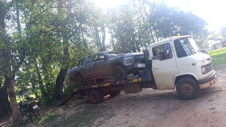 Cuatro encapuchados asaltan una vivienda en Paso Yobái y abandonan camioneta tras operativo policial.