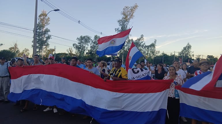 Fotografía de la manifestación que hicieron los afectados el viernes 2 de enero en la entrada del desvío de San Bernardino.