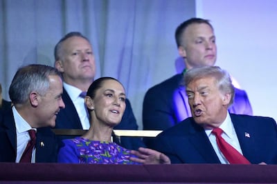 ) El primer ministro de Canadá, Mark Carney; la presidenta de México, Claudia Sheinbaum; y el presidente de Estados Unidos, Donald Trump, conversan durante el sorteo de la Copa Mundial de la FIFA 2026