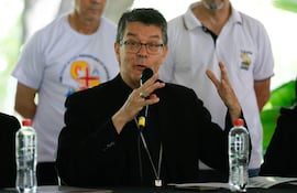 El presidente de la Conferencia Episcopal Paraguaya (CEP), monseñor Pedro Jubinville, habla durante una rueda de prensa este miércoles, en Asunción (Paraguay).