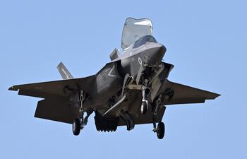 Un avión de combate Lockheed Martin F-35 participa en una exhibición de vuelo en el Salón Aeronáutico de Farnborough. (archivo)