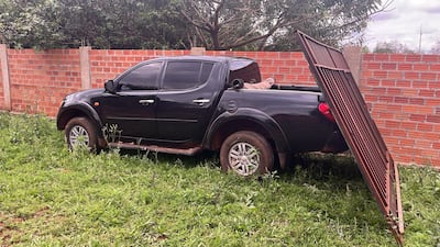 Una de las camionetas fue hallada abandonada en un inmueble.