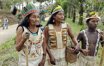 Irene Gituyama Yucaño y su hija Mireya Buinaje en La Chorrera (Colombia). EFE/Mauricio Dueñas Castañeda