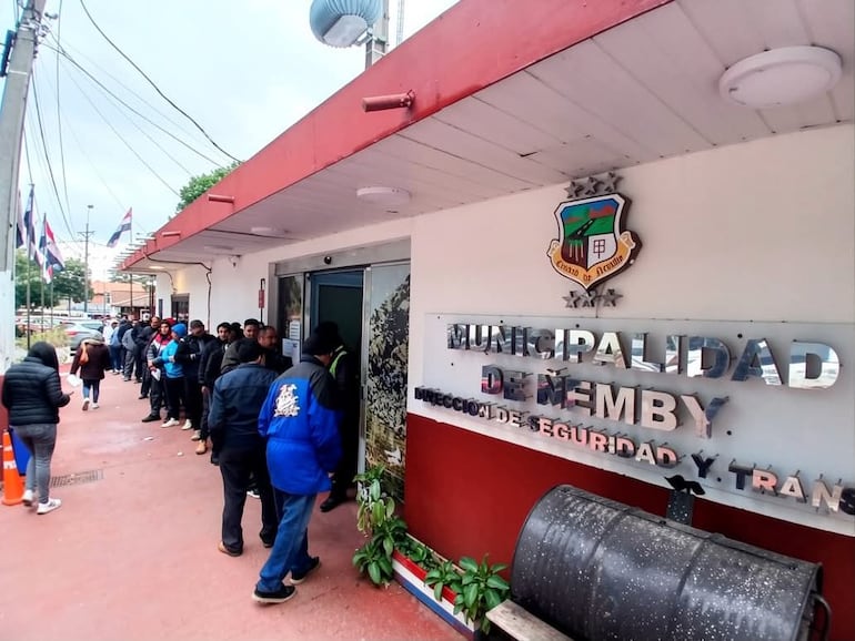 En la imagen se observa largas filas en anteriores jornadas de pago en la Dirección de Tránsito de la Municipalidad de Ñemby.