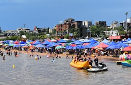 El primer día del año con playa llena en Encarnación