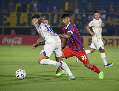 Nicolás Maná escapa de la presión ejercida por Santiago Arzamendia.