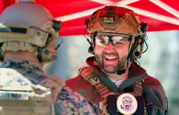 El vicepresidente de Estados Unidos, James D. Vance (d) con uniforme militar en la base de Pituffik, Groenlandia.