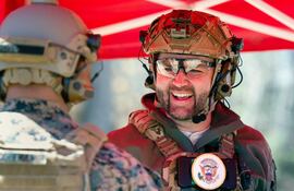 El vicepresidente de Estados Unidos, James D. Vance (d) con uniforme militar en la base de Pituffik, Groenlandia.