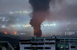 Columna de humo sobre Caracas tras una serie de explosiones como parte de una operación militar estadounidense que condujo a la captura del presidente venezolano Nicolás Madruo.