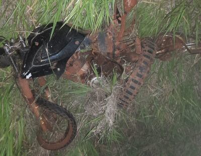 La motocicleta quedó con importantes daños materiales tras el violento choque.