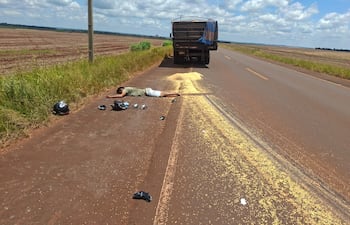 El motociclista quedó tendido en la banquina y murió, tras colisionar contra un camión sobre la Ruta PY11.