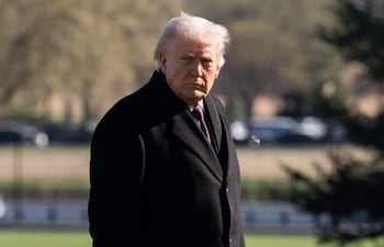 El presidente estadounidense Trump camina por el jardín sur de la Casa Blanca a su regreso en Washington, D.C., EE. UU.