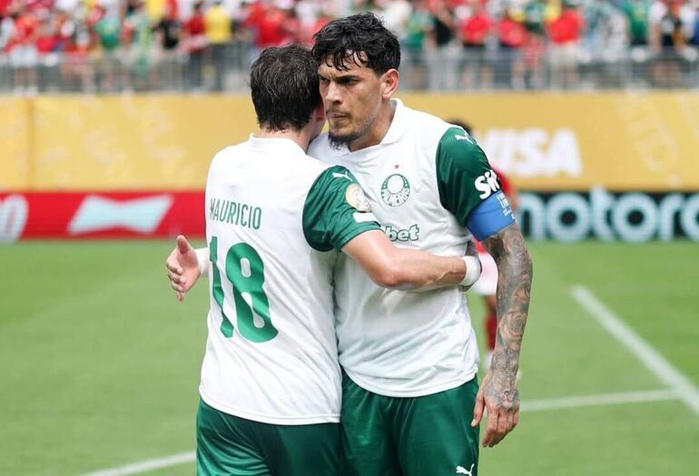 El capitán Gustavo Gómez abrazado por el nuevo paraguayo, Maurício Magalhães Prado, ambos pertenecientes a los registros de Palmeiras de Brasil.