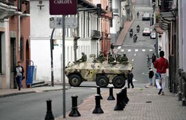 Las fuerzas de seguridad ecuatorianas patrullan el área alrededor de la plaza principal y el palacio presidencial después de que el presidente ecuatoriano Daniel Noboa declarara al país en estado de "conflicto armado interno" y ordenara al ejército llevar a cabo operaciones militares contra las poderosas bandas de narcotraficantes del país.