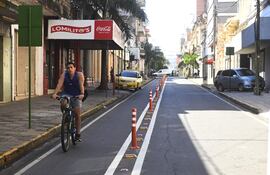 La Municipalidad de Asunción implementó una bicisenda sobre la calle Palma, en pleno microcentro de la capital.