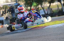 Alejandro Samaniego estuvo “volando” por el kartódromo de Ñu Guasu para ser el vencedor de la categoría Rotax Senior Max.