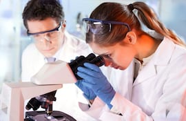 Uno de los tratamientos de inmunoterapia contra el cáncer es el de inhibidores de puntos de control, pero no todos los pacientes responden bien. Dos nuevos estudios han agregado a la terapia otro tipo de inhibidor, lo que mejora la repuesta de los enfermos.