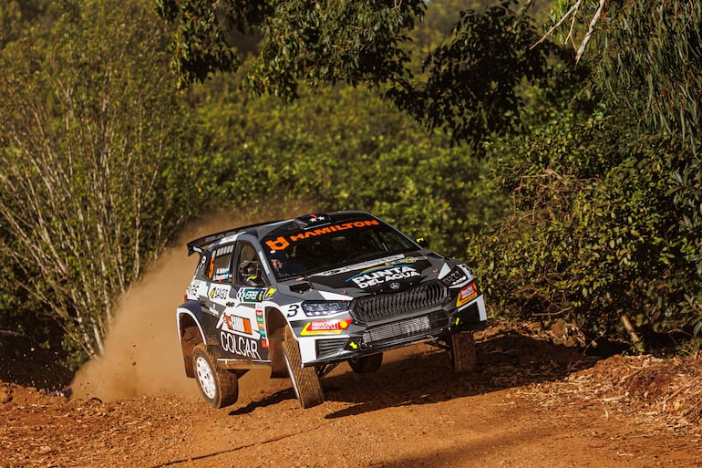 Miguel Baldoni y Gustavo Franchello (Škoda Fabia RS Rally2) en un salto de la primera etapa.