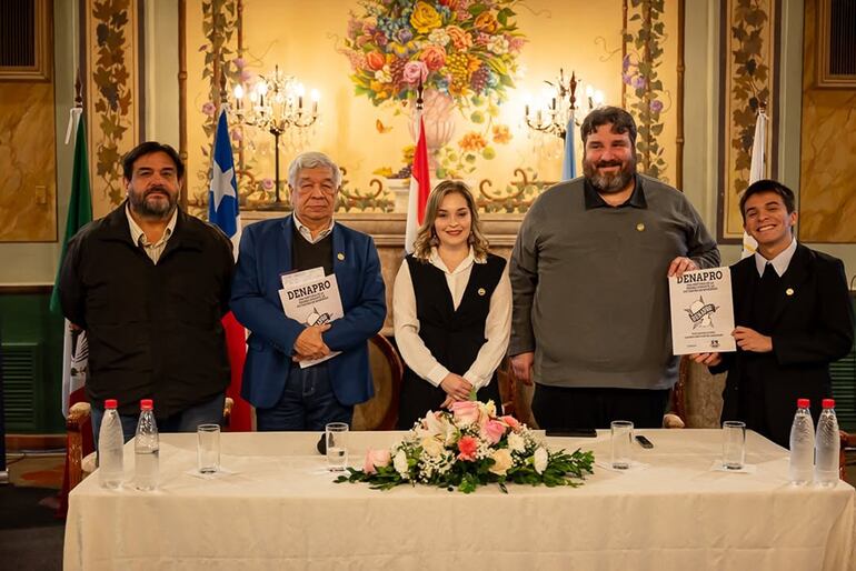 Lanzamiento del libro Denapro: Una historia de la prensa durante la dictadura de Morínigo, durante el II Simposio Internacional de Humanidades de la Universidad del Norte en el Gran Hotel del Paraguay. En la foto: Carlos Vera Abed, Bernardo Neri Farina, Laura Penayo, Claudio Fuentes Armadans y Juan Matías Acosta.