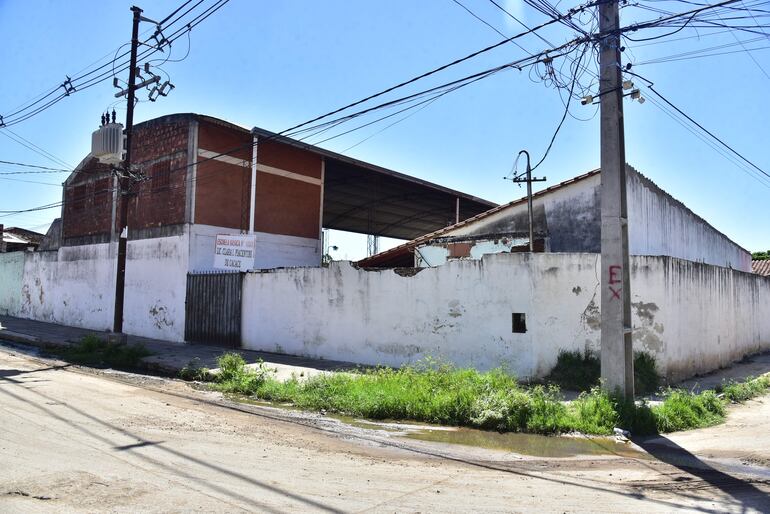 Agua servida acumulada y yuyos altos en los alrededores de la escuela Clara Piacentini de Cacace, se observó antes de fin de año en la zona de Santa Ana. Piden limpiar alrededores de escuelas para evitar proliferación de mosquitos.