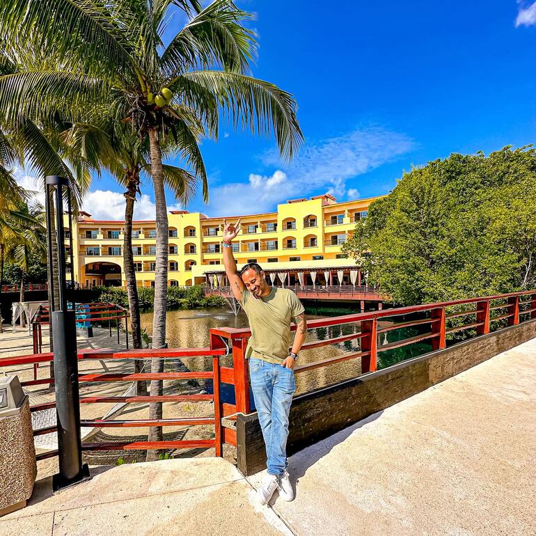 Hugo Vázquez en el Hotel Hacienda Tres Ríos en la Riviera Maya, donde hoy mostrará su nueva colección. (Instagram/Hugo Vázquez)