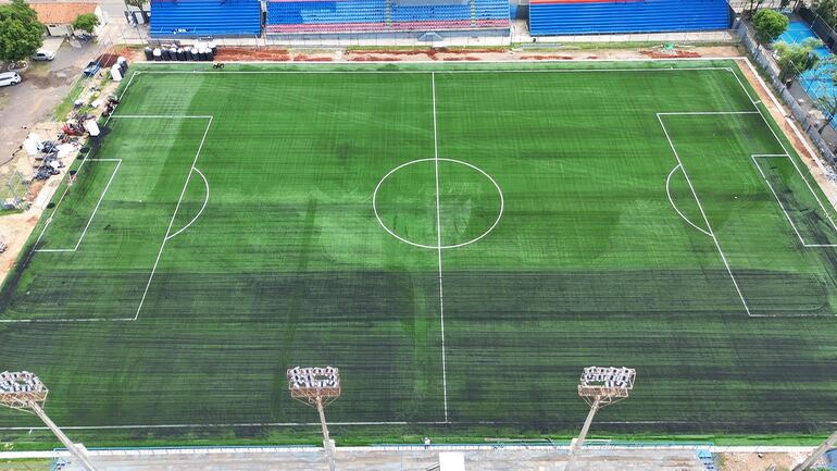 Imagen captada desde encima de la tribuna Trapezoide en la que se aprecia el campo de juego del "Inde", cuyos arcos tiene orientación de este a oeste, no se norte a sur como la mayoría.