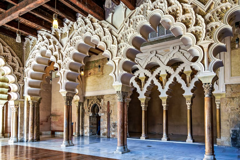 Palacio medieval fortificado de la Aljafería en Zaragoza, Aragón, España.