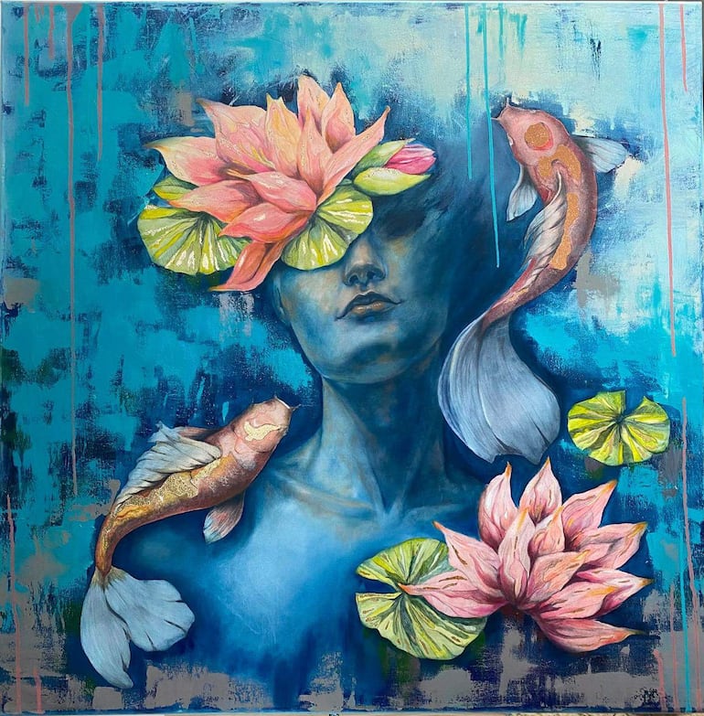 Obra artística con rostro humano estilizado en tonos azules, adornado con flores de loto y rodeado de peces koi.