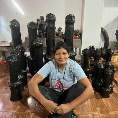 Carolina Noguera es una reconocida Ceramista de la ciudad de Tobatí. Hija de la renombrada ceramista tobateña, doña Mercedes Noguera.