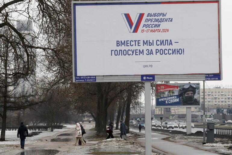 Un cartel en San Petersburgo anuncia la realización de las elecciones presidenciales el domingo, en Rusia.