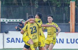 Alejandro Silva, envuelto en sus compañeros Iván Torres y Juan Núñez. Thiagol Vidal Obregón llega para unirse al festejo.